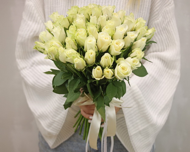 Букет із 51 білої троянди під стрічку