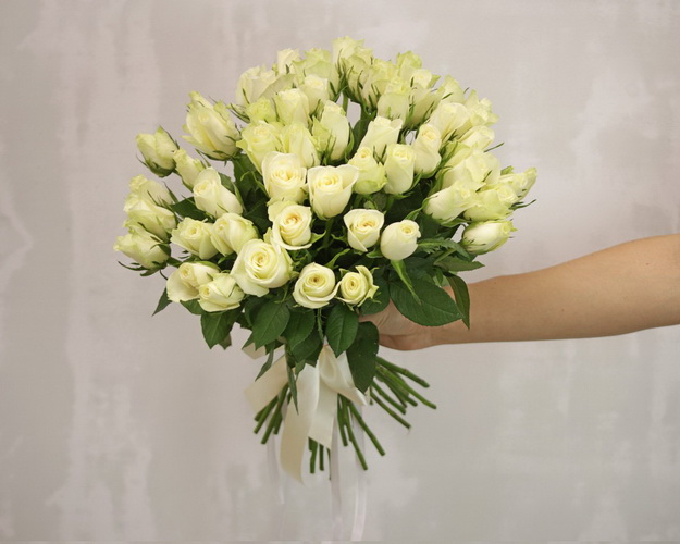Букет із 51 білої троянди під стрічку