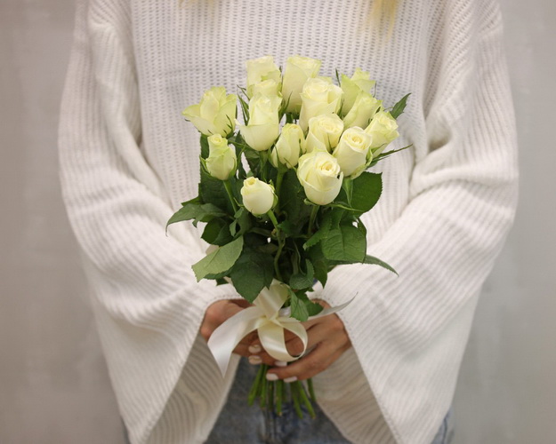 Букет із 15 білих троянд під стрічку