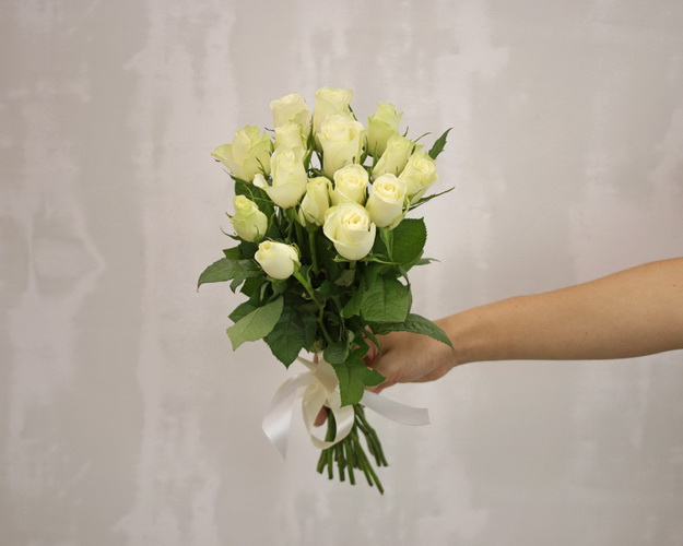 Букет із 15 білих троянд під стрічку