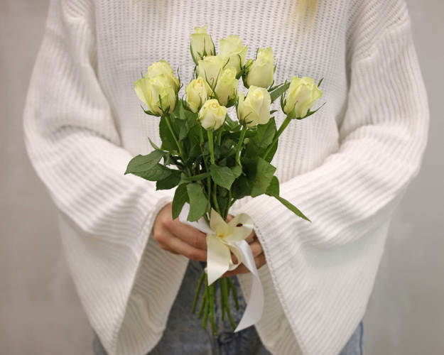 Букет із 11 білих троянд