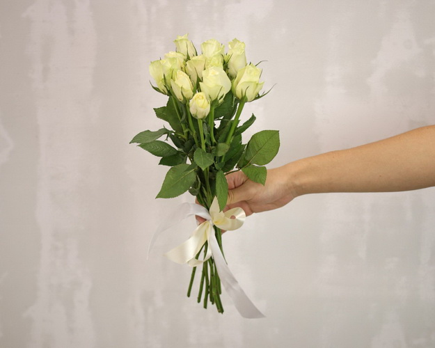 Букет із 11 білих троянд