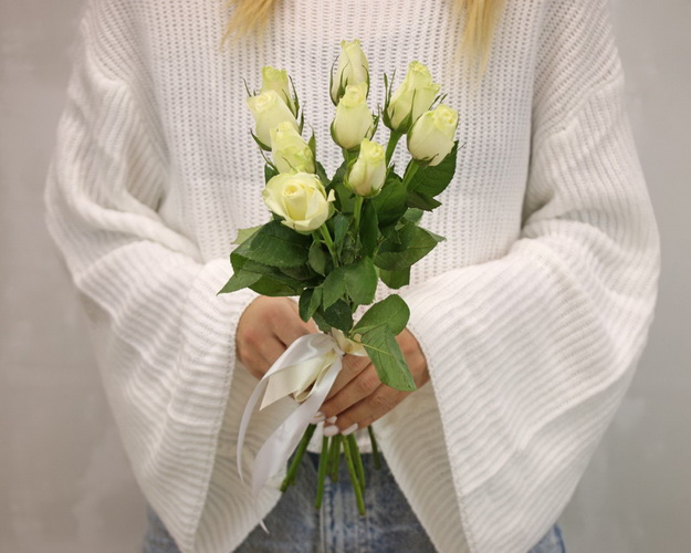 Букет із 9 білих троянд під стрічку