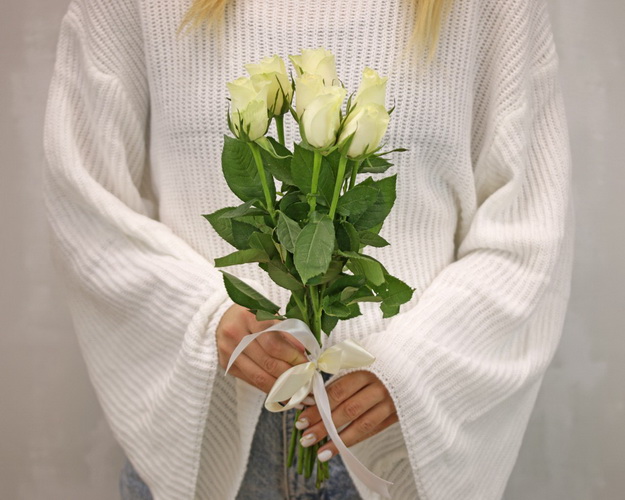 Букет із 7 білих троянд під стрічку