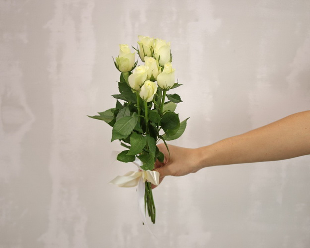 Букет із 7 білих троянд під стрічку