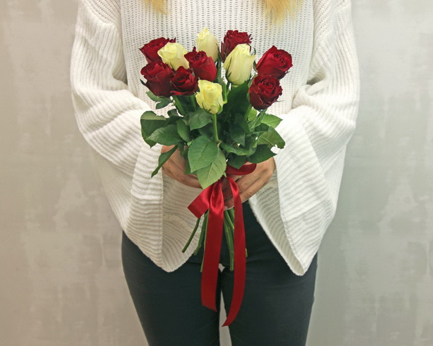 Букет з 11 червоних та білих троянд мікс