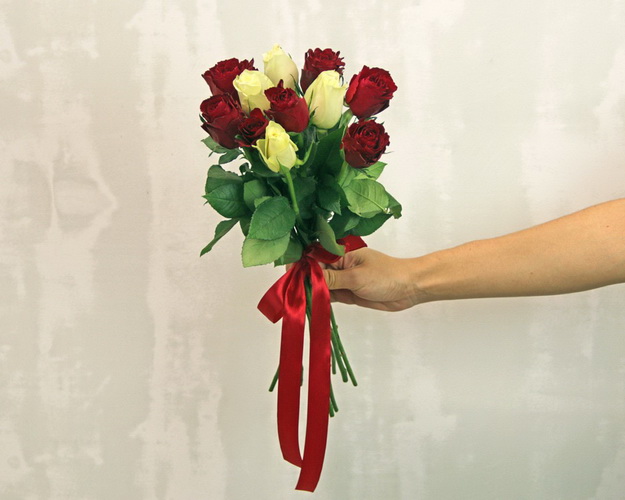 Букет з 11 червоних та білих троянд мікс