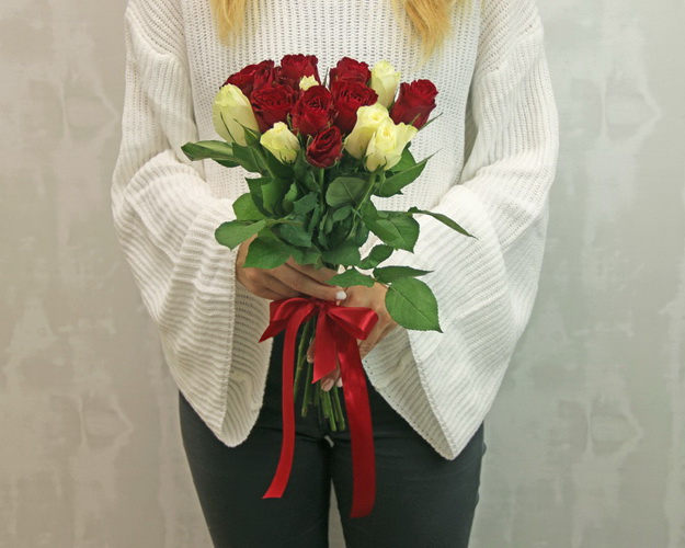 Букет з 15 червоних та білих троянд мікс під стрічку