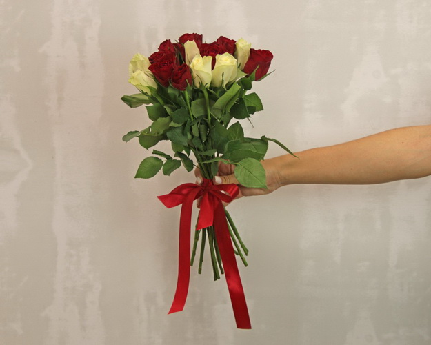 Букет з 15 червоних та білих троянд мікс під стрічку