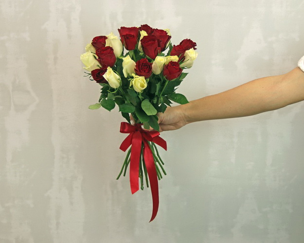 Букет з 25 троянд мікс білих та червоних під стрічку