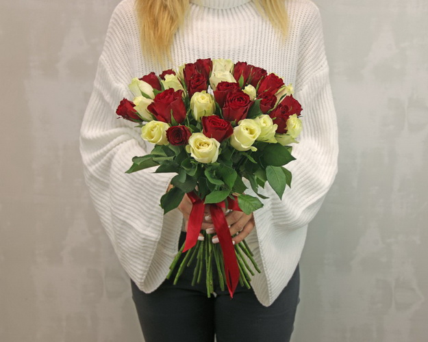 Букет з 35 троянд мік червоних і білих під стрічку