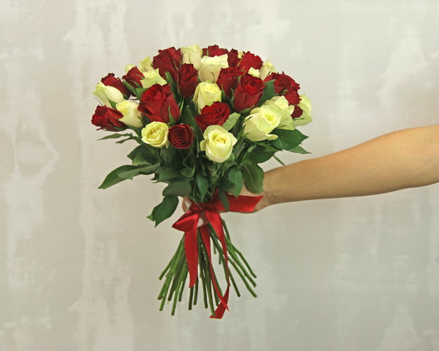 Букет з 35 троянд мік червоних і білих під стрічку