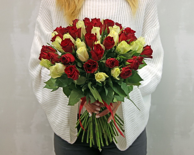 Букет із 51 червоної та білої троянди мікс під стрічку