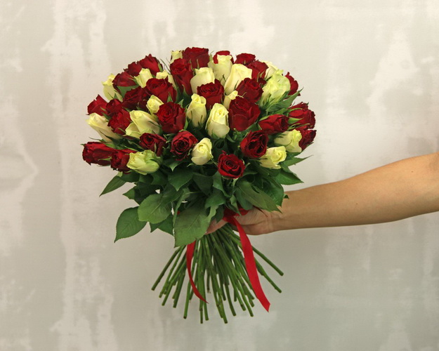 Букет із 51 червоної та білої троянди мікс під стрічку