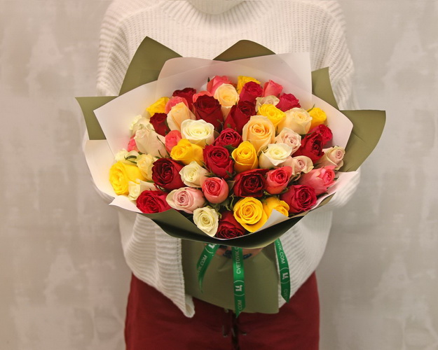 Букет із 51 троянд яскравий мікс в упакуванні