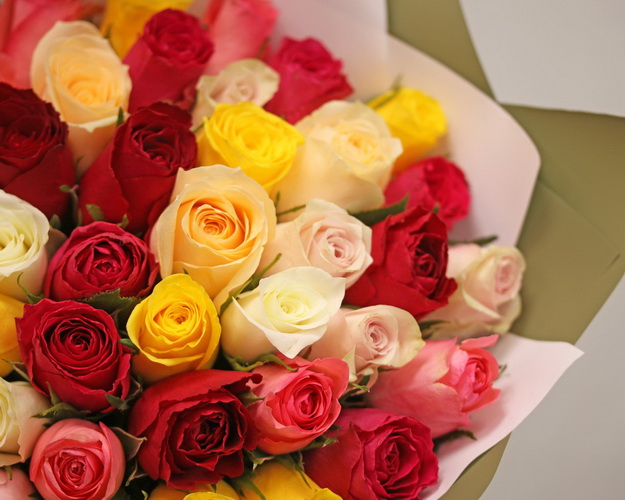Букет із 51 троянд яскравий мікс в упакуванні
