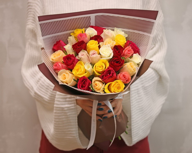 Букет із 35 троянд яскравий мікс в упакуванні