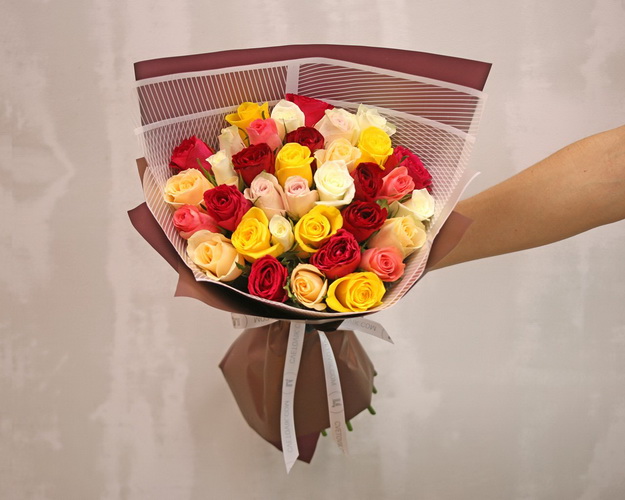 Букет із 35 троянд яскравий мікс в упакуванні