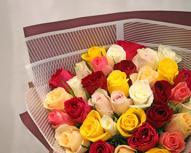 Букет із 35 троянд яскравий мікс в упакуванні