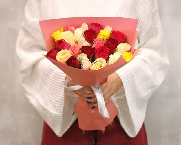 Букет із 25 троянд мікс яскравих кольорів в упакуванні