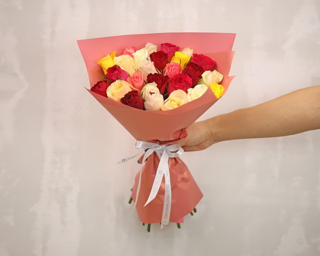 Букет із 25 троянд мікс яскравих кольорів в упакуванні