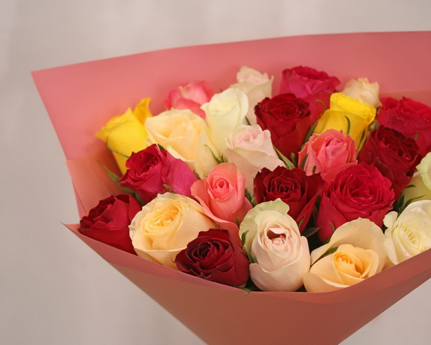 Букет із 25 троянд мікс яскравих кольорів в упакуванні