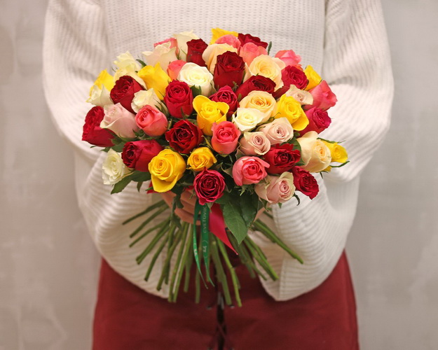 Букет із 51 троянди яскравий мікс під атласну стрічку