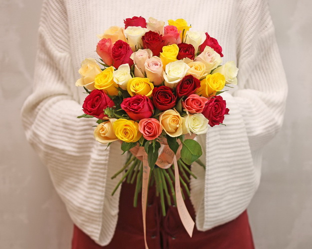 Букет із 35 троянд яскравий мікс під стрічку