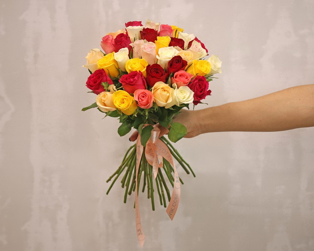 Букет із 35 троянд яскравий мікс під стрічку