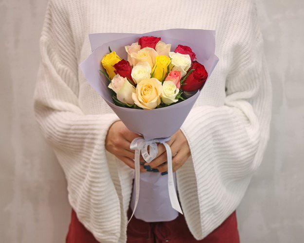 Букет 15 троянд кольоровий мікс в упакуванні