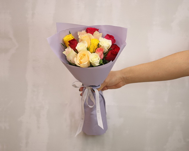 Букет 15 троянд кольоровий мікс в упакуванні