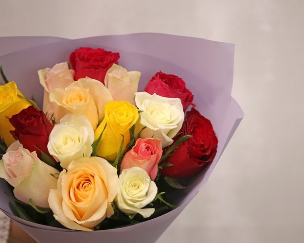 Букет 15 троянд кольоровий мікс в упакуванні