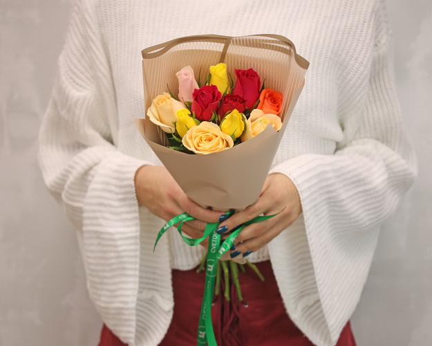 Букет із 11 троянд кольоровий мікс в упакуванні