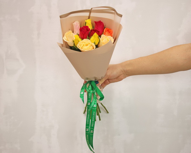 Букет із 11 троянд кольоровий мікс в упакуванні