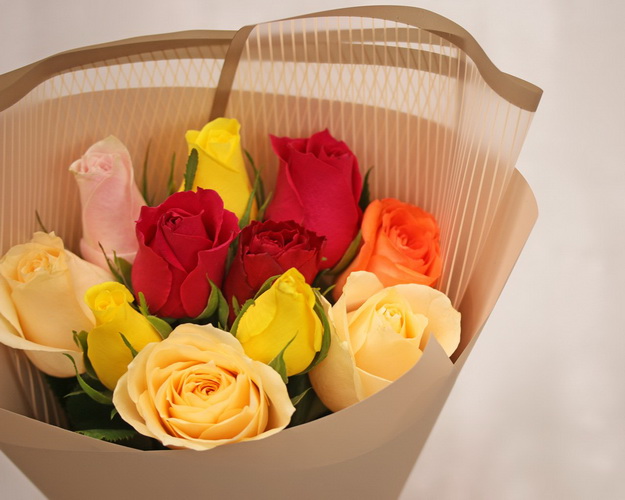 Букет із 11 троянд кольоровий мікс в упакуванні