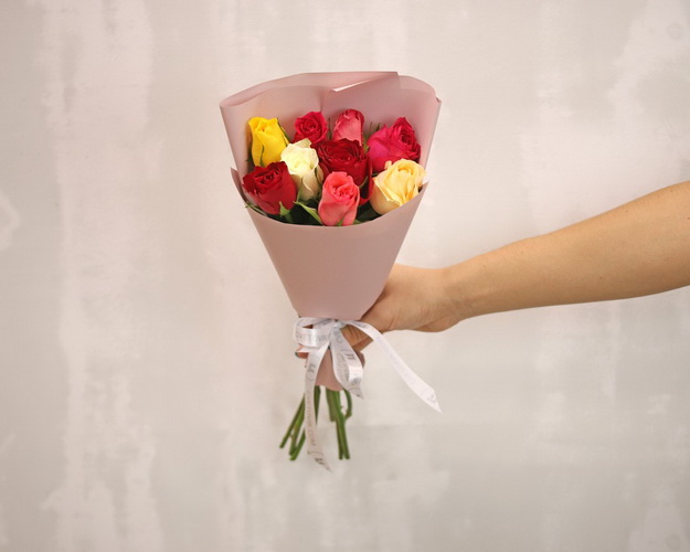 Букет комплімент із 9 троянд яскравий мікс в упаковці