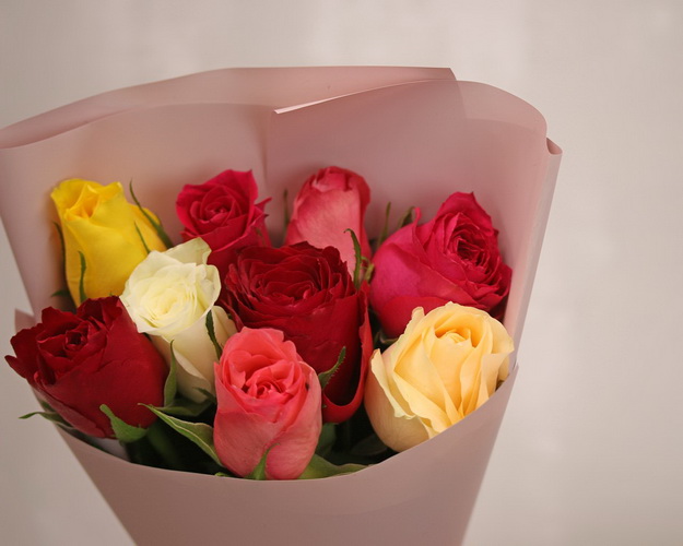Букет комплімент із 9 троянд яскравий мікс в упаковці
