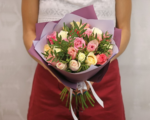 Букет з 25 троянд мік кольоровий із зеленню та упакуванням