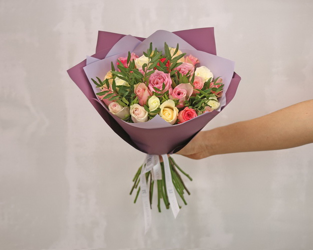 Букет з 25 троянд мік кольоровий із зеленню та упакуванням