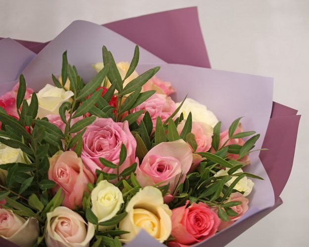 Букет з 25 троянд мік кольоровий із зеленню та упакуванням