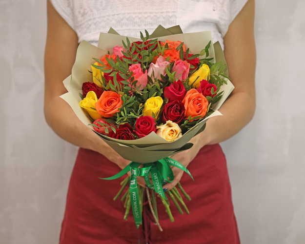 Букет із 25 троянд помаренджевий мікс з зеленню та упакуванням