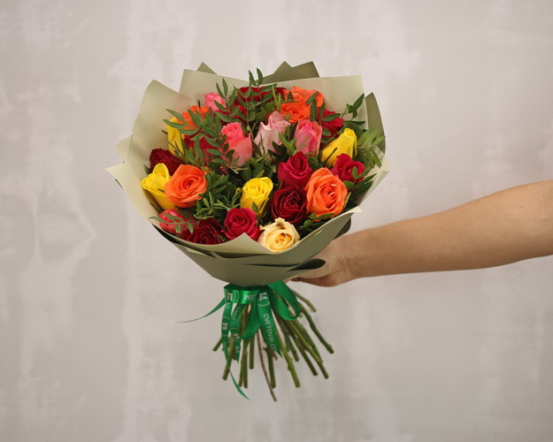 Букет із 25 троянд помаренджевий мікс з зеленню та упакуванням