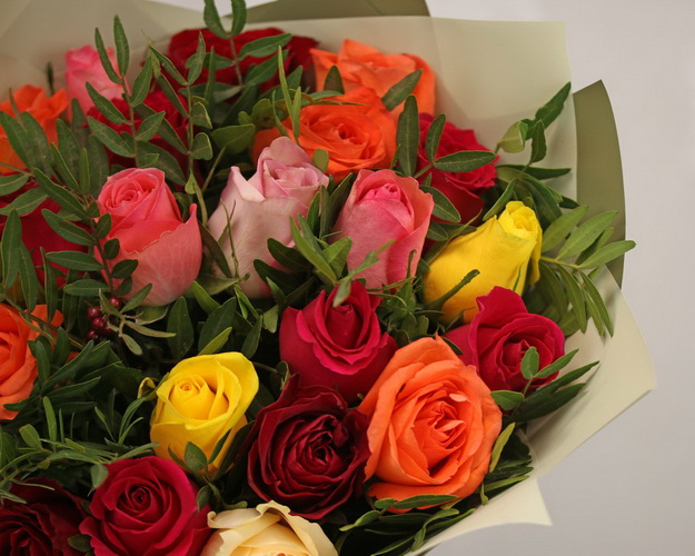 Букет із 25 троянд помаренджевий мікс з зеленню та упакуванням