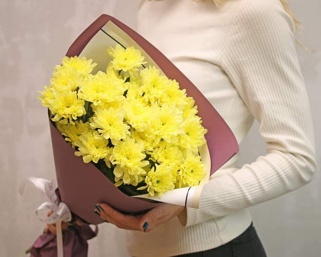 Букет із 5 жовтих кущових хризантем у стильній упаковці.