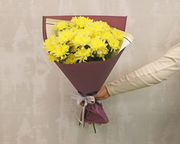 Букет із 5 жовтих кущових хризантем у стильній упаковці.