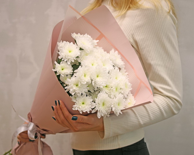 Букет із 5 білих кущових хризантем у стильній упаковці.