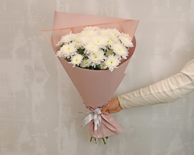 Букет із 5 білих кущових хризантем у стильній упаковці.