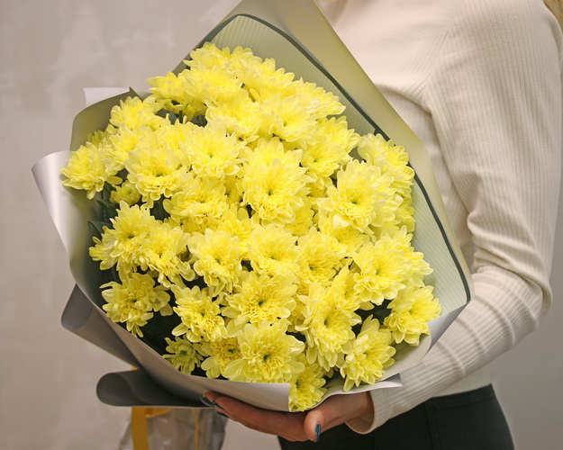 Букет із 15 жовтих кущових хризантем у стильній упаковці.