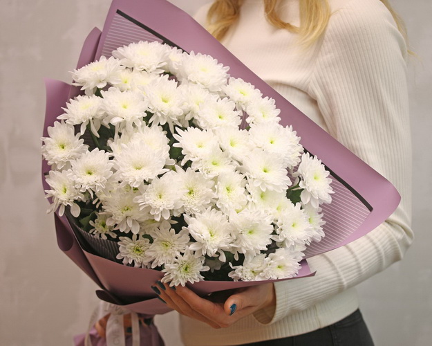 Букет із 15 білих кущових хризантем у стильній упаковці.