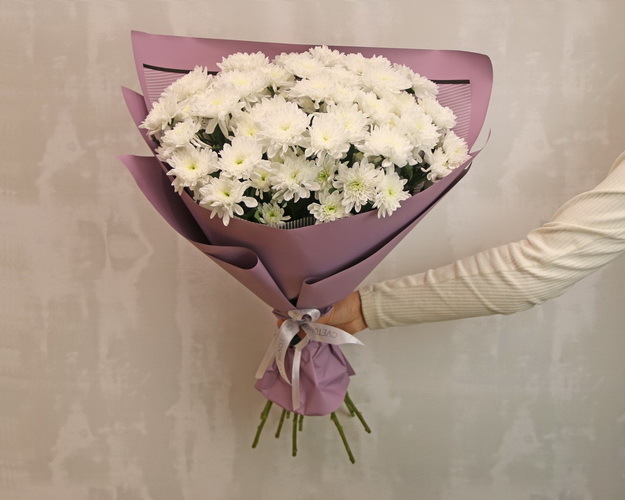 Букет із 15 білих кущових хризантем у стильній упаковці.